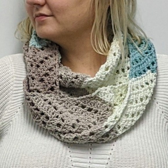Women infinity loop acarf (handmade) - Picture 6 of 6